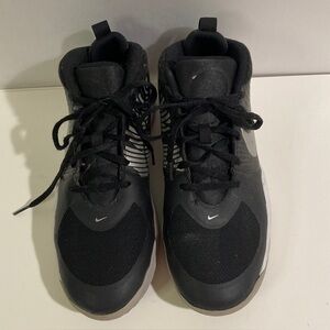 Nike Women's 6.5 Black Athletic Shoes